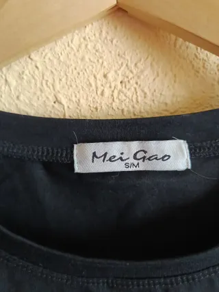 Camiseta Mei Gao negra con estampado