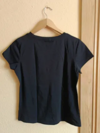 Camiseta Mei Gao negra con estampado