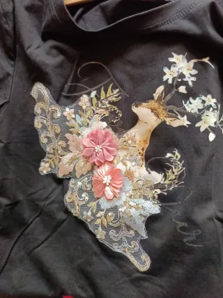 Camiseta Mei Gao negra con estampado