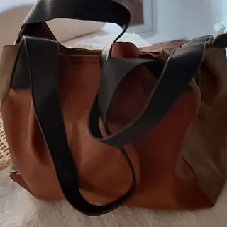 Bolso de piel marrón y negro