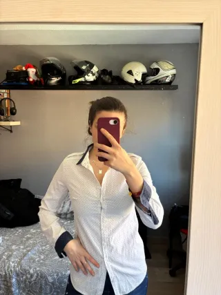 Camisa blanca con puntos