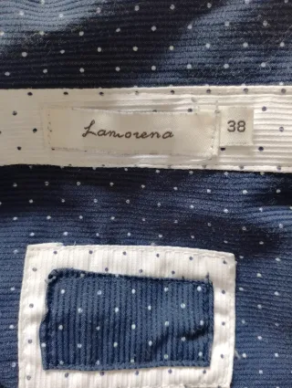 Camisa blanca con puntos