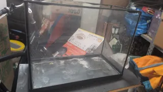 Acuario Negro y Transparente