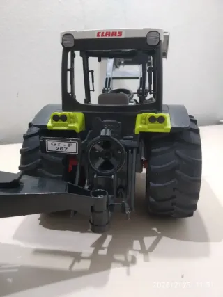 Tractor Claas con remolque BRUDER escala 1/20