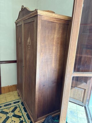 Armario antiguo de madera tallada