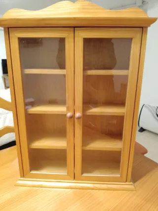 Vitrina de madera con puertas de cristal