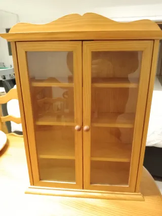Vitrina de madera con puertas de cristal