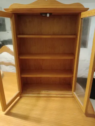 Vitrina de madera con puertas de cristal