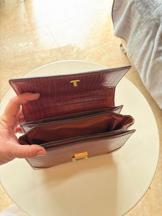 Bolso de cuero marrón con cadena dorada