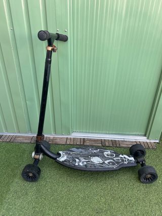 Patinete 4 ruedas calavera