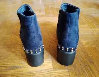 Botines azul oscuro con tachuelas