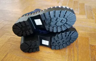 Botines azul oscuro con tachuelas