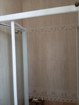 Mampara de ducha y plato de ducha y bater