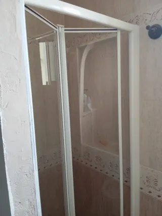 Mampara de ducha y plato de ducha y bater