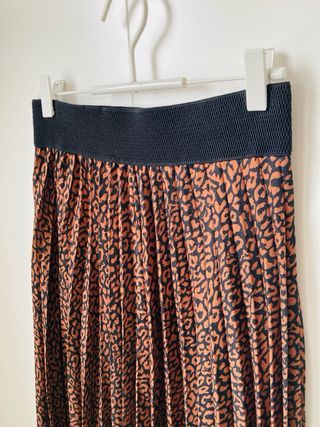 Falda midi estampada leopardo
