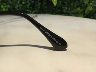 Gafas de sol rojas sin montura