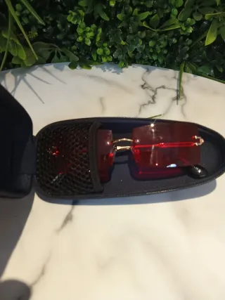 Gafas de sol rojas sin montura