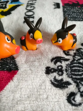 Lote Figuras Pokémon Tepig Blanco y Negro