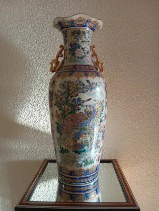 Jarrón de porcelana con asas doradas