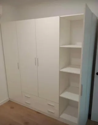 Armario blanco con estanterías