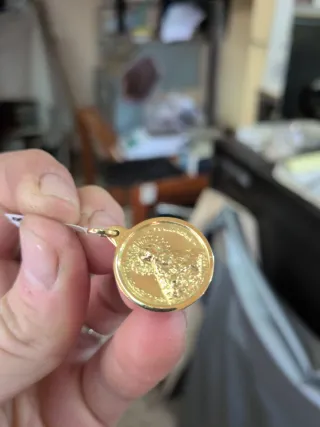 Escapulario Oro Macarena y Sentencia