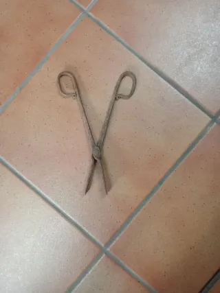Espumadera y pinzas antiguas