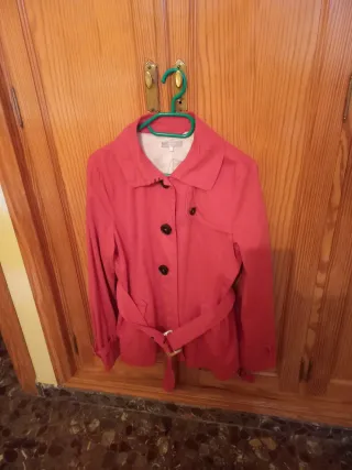 Chaqueta roja con cinturón
