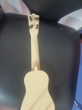 Guitarra pequeña para disfraz