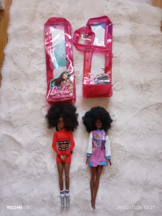 Dos muñecas Barbie con accesorios