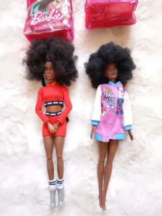Dos muñecas Barbie con accesorios