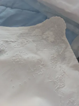 Juego de sábanas bordadas blancas