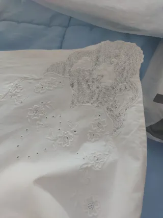 Juego de sábanas bordadas blancas