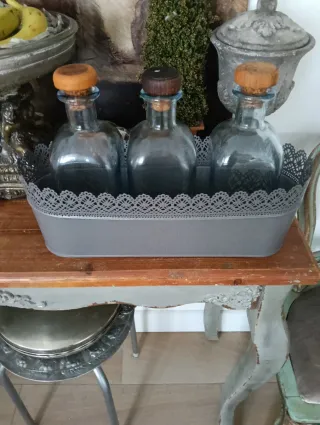 3 Botellas Vidrio con Jardinera Gris