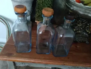 3 Botellas Vidrio con Jardinera Gris