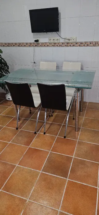 Mesa extensible cristal y 6 sillas metal