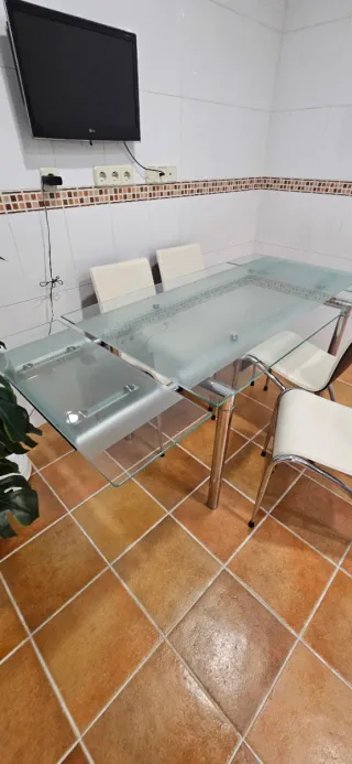 Mesa extensible cristal y 6 sillas metal