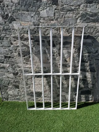 2 Ventanas de PVC abatibles con persiana y reja.