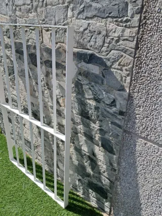 2 Ventanas de PVC abatibles con persiana y reja.