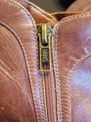 Botín UGG Cuero Marrón Tachuelas