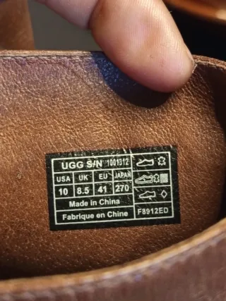 Botín UGG Cuero Marrón Tachuelas