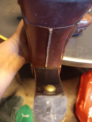 Botín UGG Cuero Marrón Tachuelas