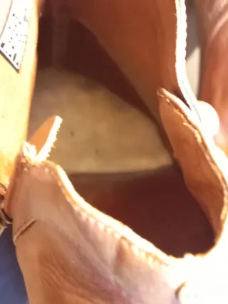 Botín UGG Cuero Marrón Tachuelas