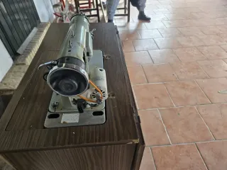 Máquina de coser eléctrica con mueble