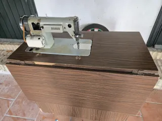 Máquina de coser eléctrica con mueble
