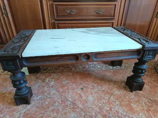 Mesa baja de madera y mármol