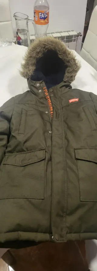 Parka Levi's verde con capucha. 10 A . 140cm.niños