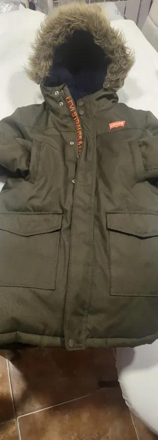 Parka Levi's verde con capucha. 10 A . 140cm.niños
