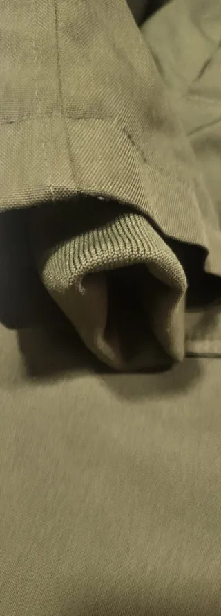 Parka Levi's verde con capucha. 10 A . 140cm.niños