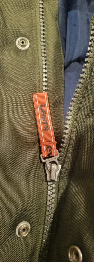 Parka Levi's verde con capucha. 10 A . 140cm.niños