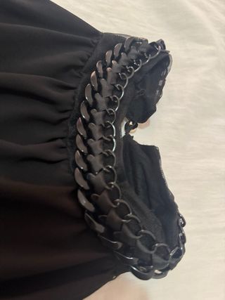 Blusa negra con collar y hombros descubiertos